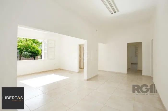 Prédio 3 andares. Composto de salas e apartamentos