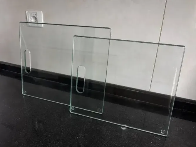 VENDO DUAS TÁBUAS MULTIFUNCIONAIS DE VIDRO TEMPERADO R$ 60,00 AS DUAS