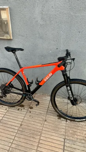 Bicicleta Caloi Elite Carbon tamanho 19 com suspensão Sid