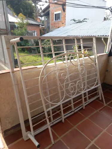 VENDO cama de casal de ferro usada