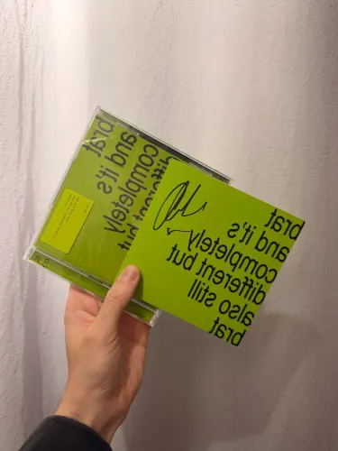 Brat autografado Charli XCX