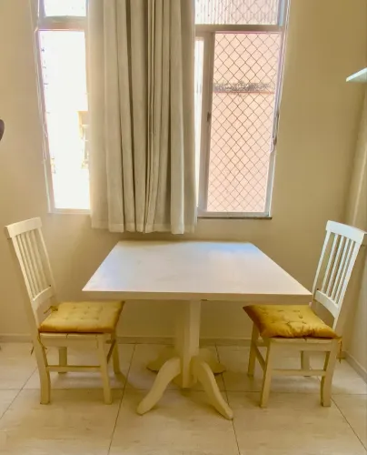 Mesa de madeira de demolição com 2 cadeiras