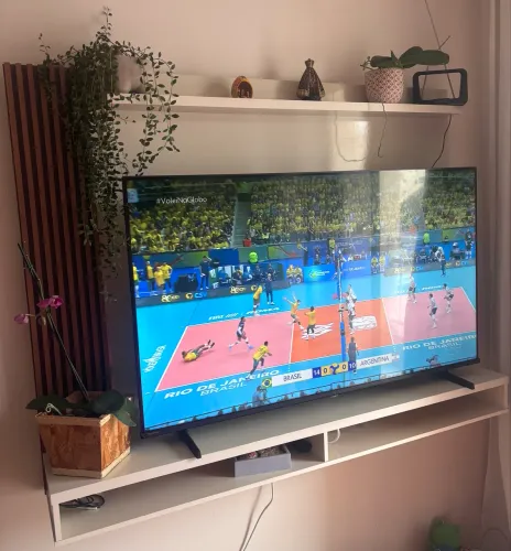 Painel de TV em MDF com prateleira - Semi-novo. Pouco usado