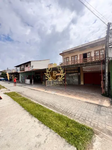 Invista com Segurança: 4 Lojas + 3 Residências em Localização Estratégica!