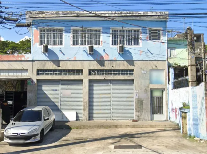 Casa comercial na Avenida Esperantina, 825 457 m²