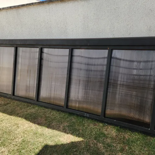 Cobertura em estrutura metálica e policarbonato