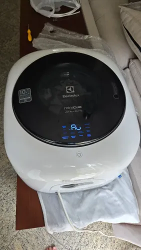 SEMI-NOVA Mini Lava e Seca Electrolux 3kg Branca Compacta de Parede com Água Quente LSE03