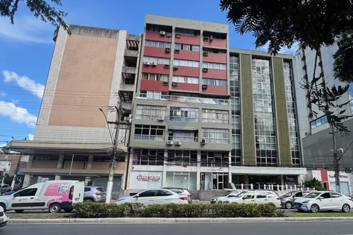 Kitnet Compacta e Estratégica na Reta da Penha Ed. Galeria da Praia