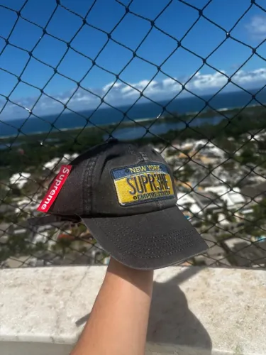 Boné supreme license plate