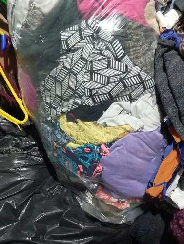 Lote com 50 peças de roupas usadas para brechó todas as peças em ótimo estado 
