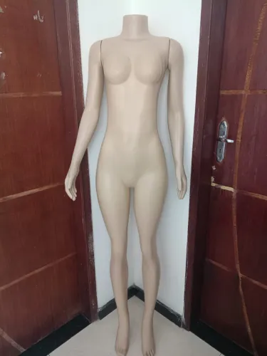 Vende se manequins de roupas