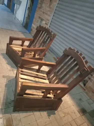 Vendo duas poltronas madeira maciça antiga