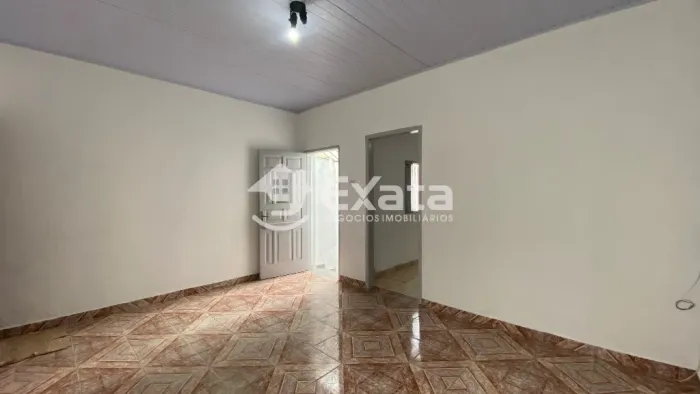 Casa terrea com 3 quartos para alugar na Vila Carvalho zona central de Sorocaba.