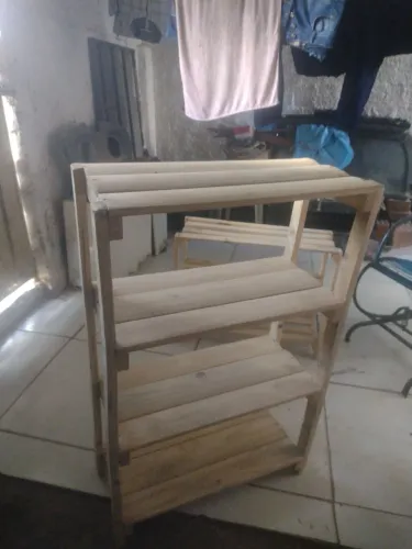 Estante multiusos, medindo 1m x 60 x30cm madeira de pinus