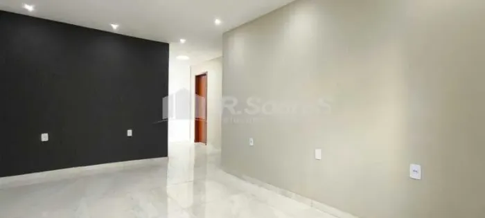 Casa de Vila com garagem aceitando financiamento em Cascadura.
