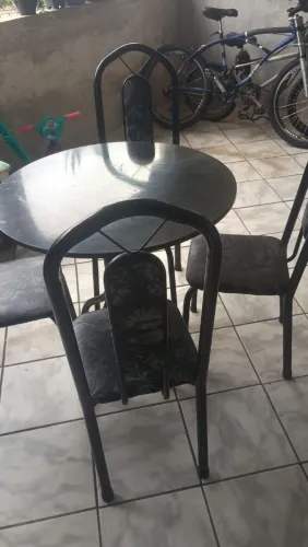 Mesa com pedra de mármore