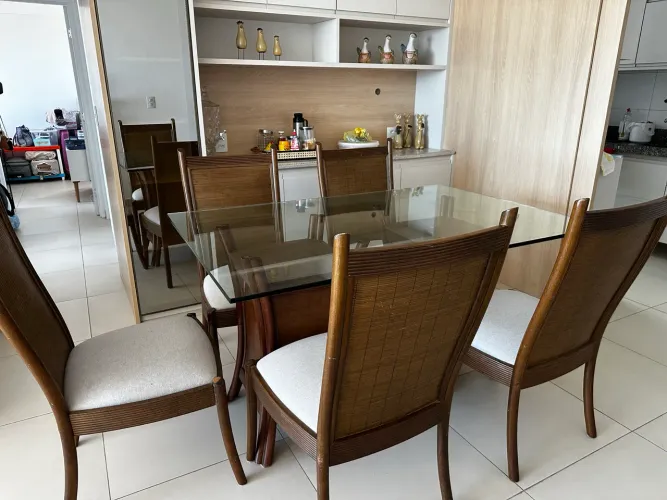 Mesa de jantar , vidro reforçado , 6 cadeiras com assento de linho . Mesa madeira pura