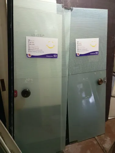 Porta de vidro de abrir tamanho 70 x 2,10 valo $500 só ligar *71 ou zap