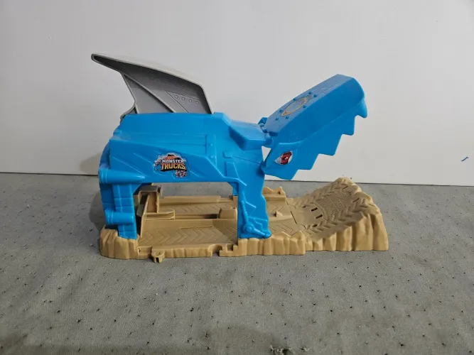 Lançador Hot Wheels Monster Trucks Shark Wreak, modelo GKY01