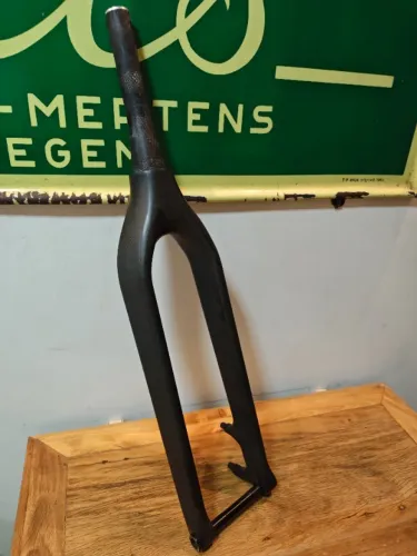 Garfo carbono rigido 29