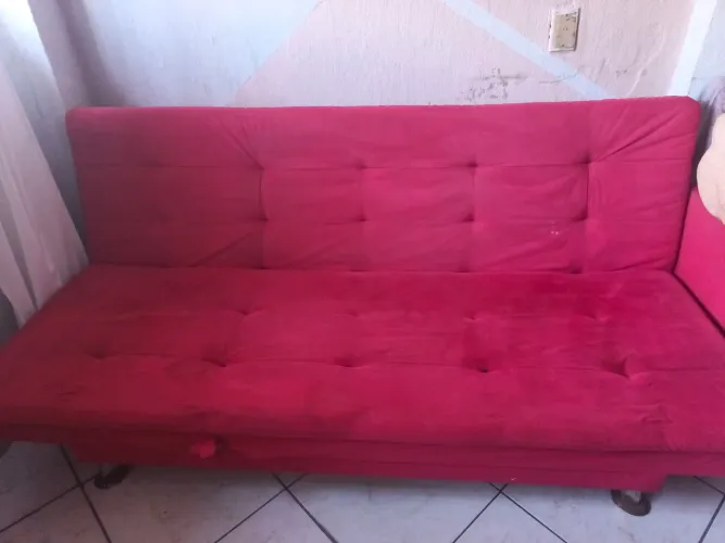 Sofá reclinável, sofá cama, fica tanto reto quanto inclinado.