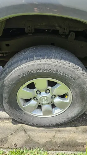 Vendo rodas com pneus Hilux Oportunidade