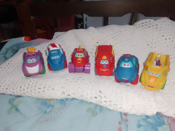 Brinquedos marca TONKA , coleção de 06 carrinhos diversos ,usados mais inteiros .