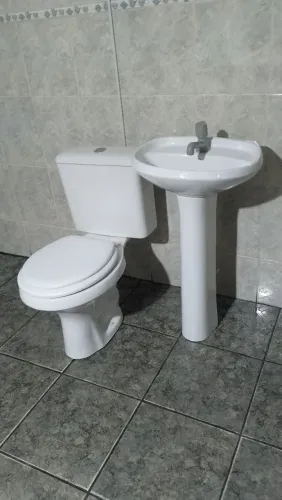 Vaso Acoplado com Tampa Almofadada+Pia com Coluna+Torneira+Válvula+Engate (Branco)