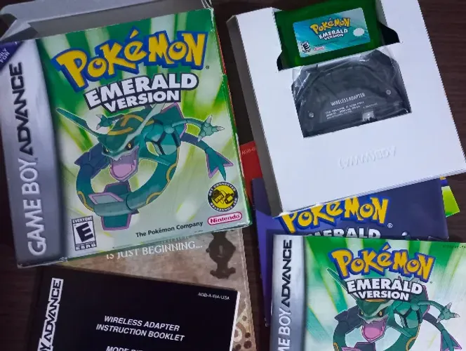 Produto: Pokémon Emerald Version original para Game Boy