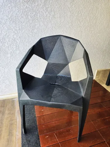 Cadeira plástica sofisticada