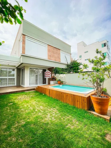 Linda casa com 4 dormitórios e piscina na Praia de Canto Grande!