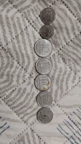 Uma moeda de 500 cruzeiros uma de 100 cruzeiros 3 de 10 cruzeiros e 2 de 5 cruseiros 