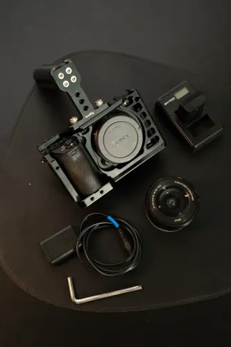 Sony a6500 + cage + lente kit 