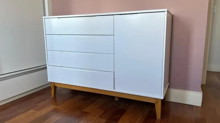 Vende-se cômoda e berço que vira cama.