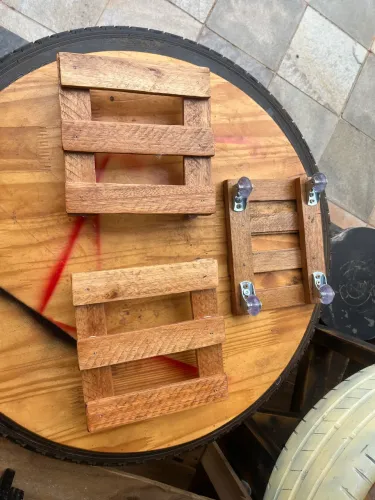 Suporte de madeira para vasos e plantas