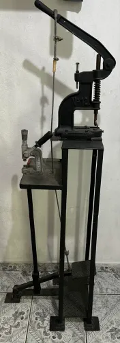 Máquina Rebitadeira de Ilhós