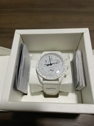 Relógio Omega x Swatch Moonswatch Mission to the Moonphase Snoopy Branco Bioceramic
