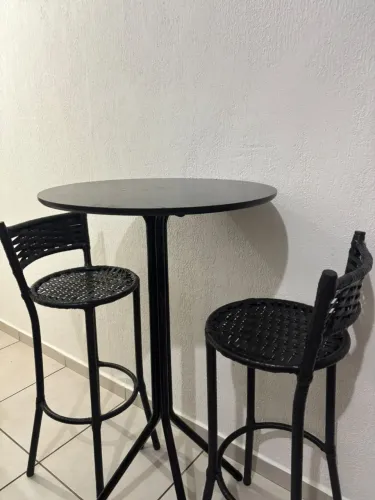 Mesa com duas banquetas