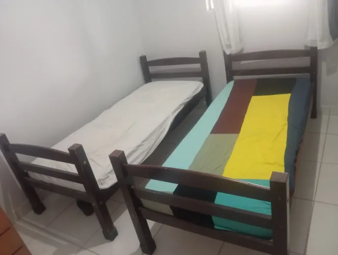 Beliche com colchões. * acompanha protetor de borracha nós pés