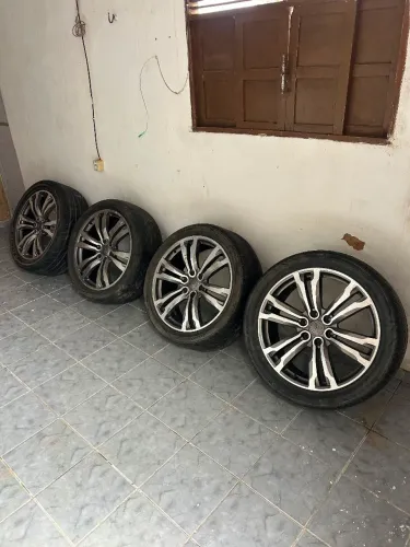 Vendo 4 rodas aro 22 por R$ 3.000. Bom estado, prontas para uso. Chama no chat