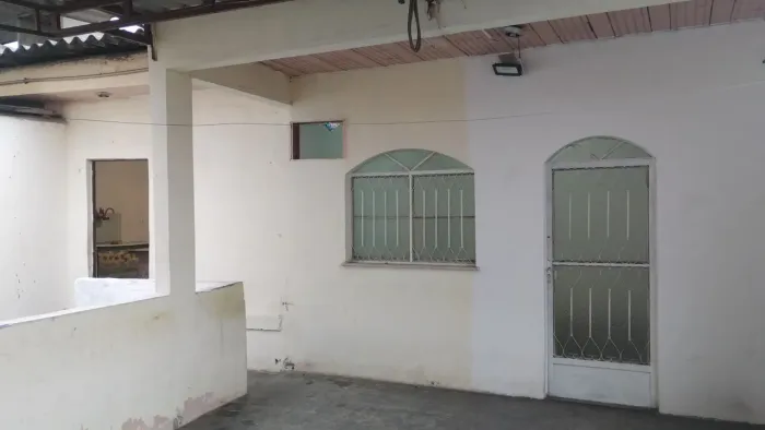Alugo casa de fundos na Mallet