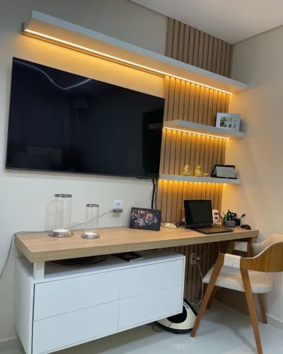 Painel para TV com Escrivaninha, Prateleiras e LED - Branco e Amadeirado
