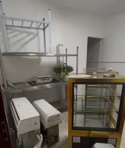 Vitrine refrigerada 70cm + 2 mesa inox 