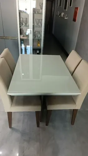 Mesa com 4 cadeiras
