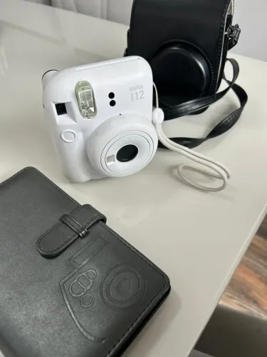 Instax mini 12 + Bolsa de coro e álbum 