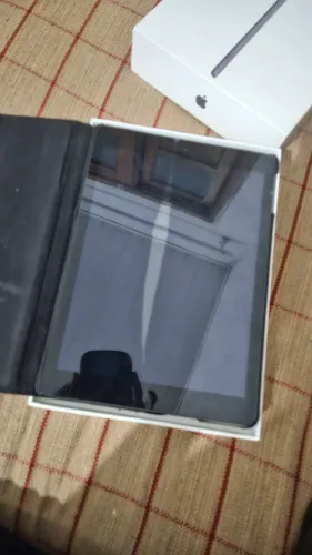 iPad Air 16GB Cinza e Preto (Para Conserto ou Peças) + Caixa e Capa
