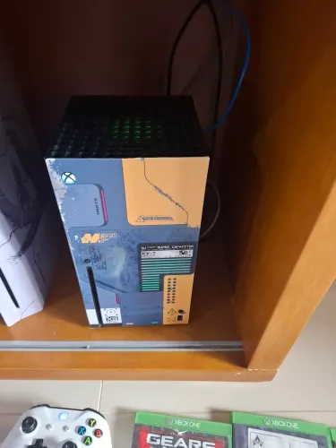 Xbox serie X <br>1 tera <br>1 controle- defeito em dois botoes <br>3 jogos midea física