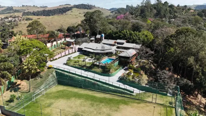 Chácara com Casa Térrea toda Avarandada - Condomínio Villagio Fazendão - 6 Dormitórios - 6