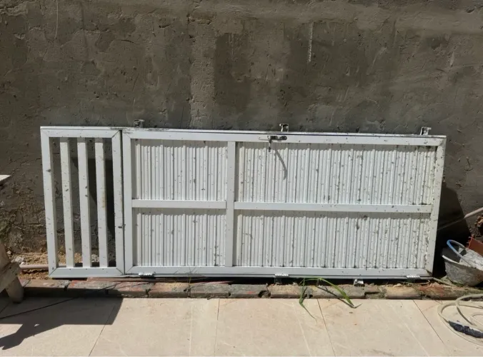Portão branco alumínio 2.65x0,95