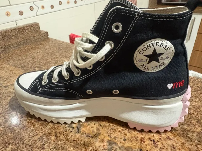 Tênis all star cano longo, semi novo, lindo e importado.
